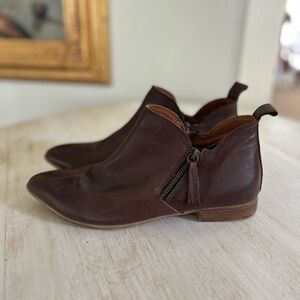 Bueno Brown leather ankle booties 9.5